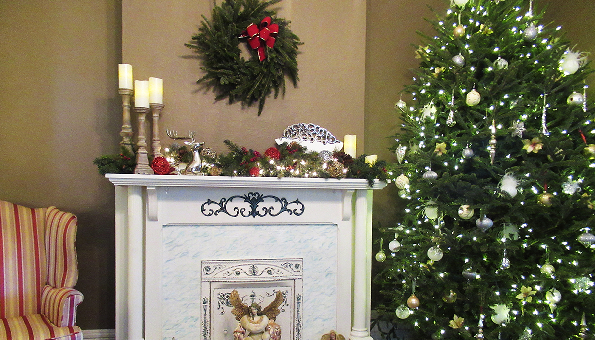 waverly-inn-christmas christmas tree, wreath and fireplace